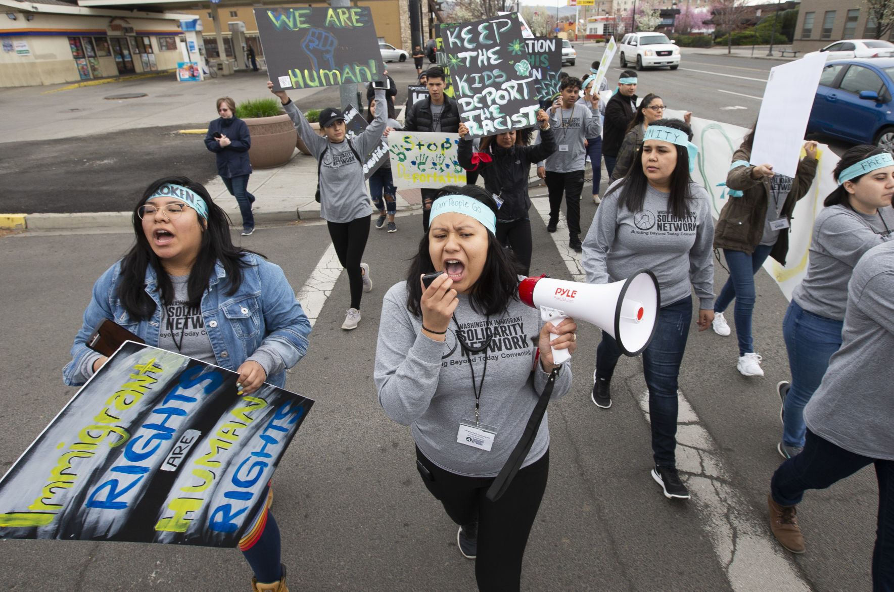 ICE, immigrant youth chant support for people